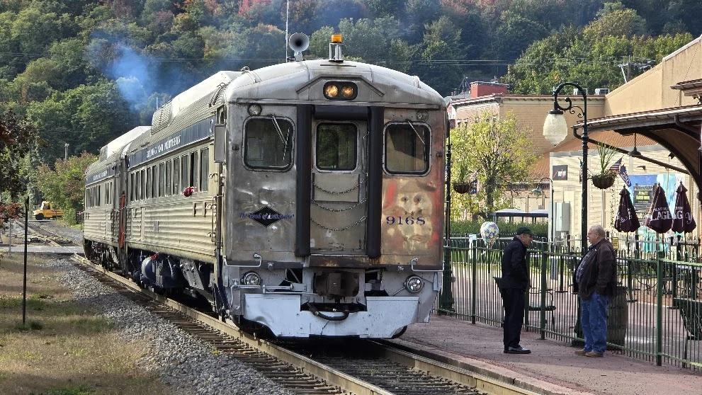 Reading and Northern rail diesel car 9168 at the station